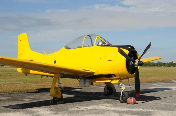 Желтый самолёт — стоковое фото