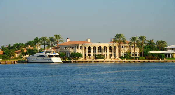 Luxury Waterfront Property And Yacht — Stock Photo, Image