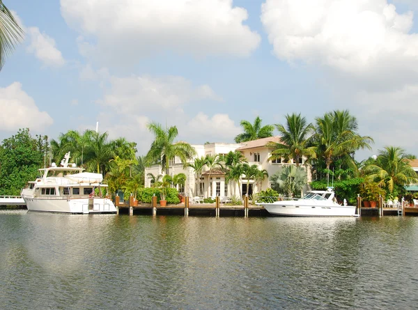 Luxurious waterfront mansion — Stock Photo, Image