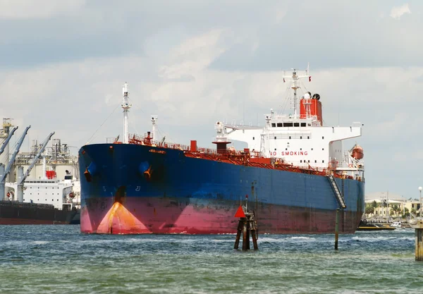 Lastfartyg på Miamis hamn — Stockfoto