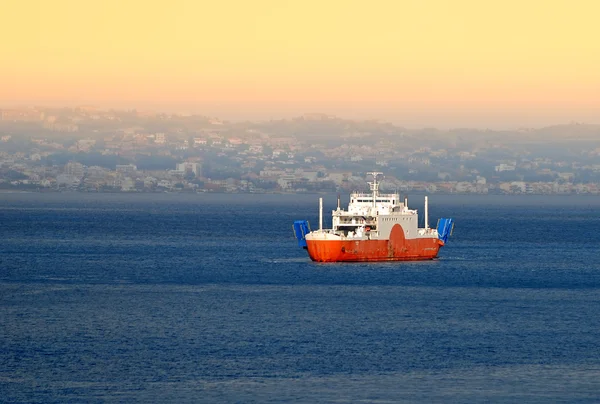 Barco de balsa no Mediterrâneo — Fotografia de Stock