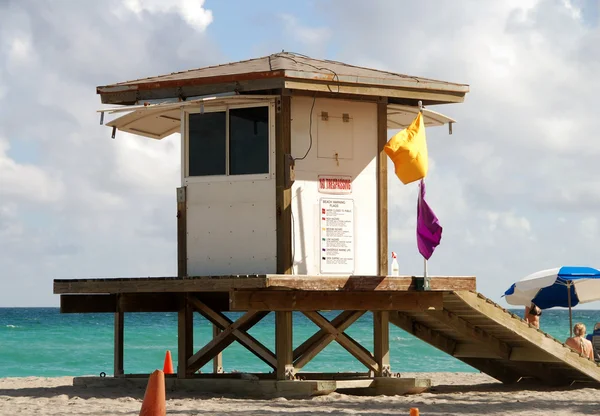 Rettungsschwimmturm am Strand von Miami — Stockfoto