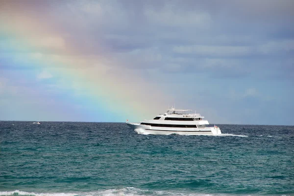 Barca e arcobaleno — Foto Stock