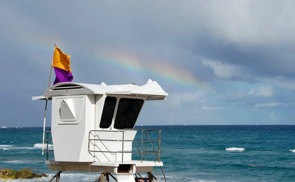 Torre de salva-vidas e arco-íris — Fotografia de Stock