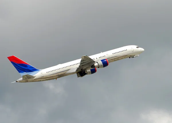 Passenger jet taking off — Stock Photo, Image