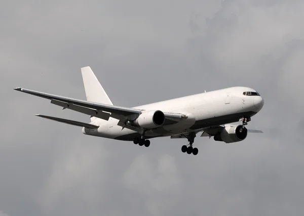 Biały cargo jet — Zdjęcie stockowe