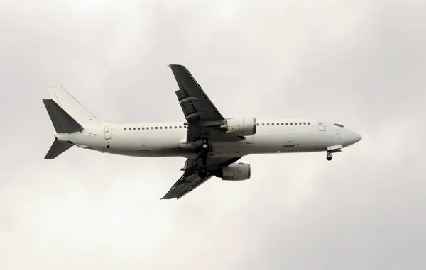 Avião a jato branco — Fotografia de Stock