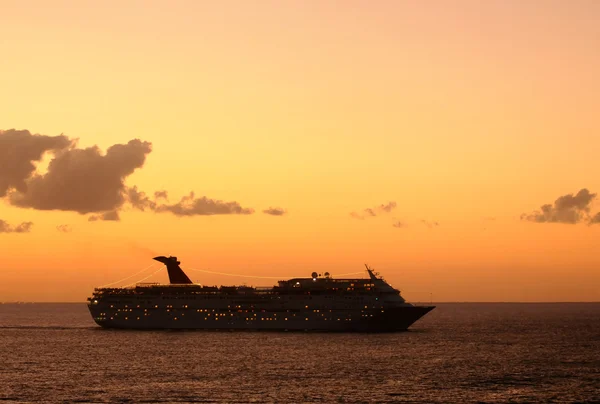 Gün batımında yolcu gemisi — Stok fotoğraf