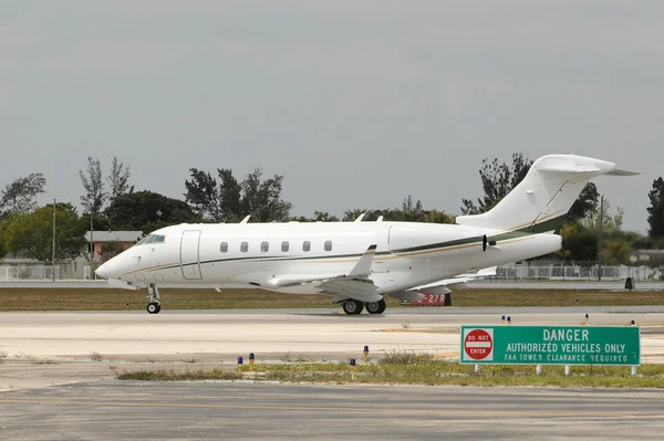 Jet privado taxiing en el suelo — Foto de Stock