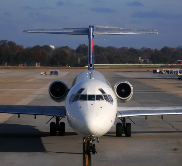 Вид спереди на пассажирский самолет — стоковое фото