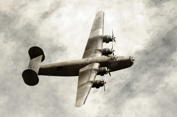 Uçuş eski bombardıman uçağı — Stok fotoğraf