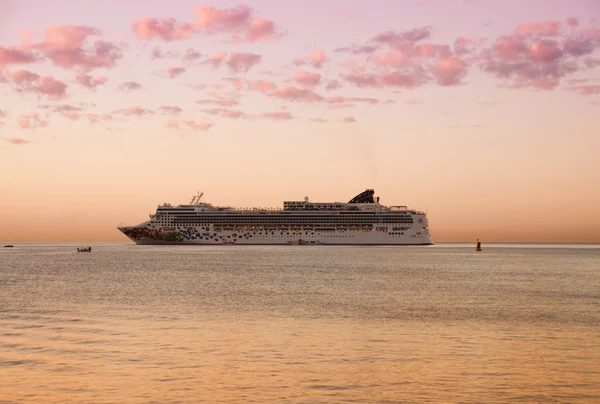 Cruise ship at dawn — Stock Photo, Image