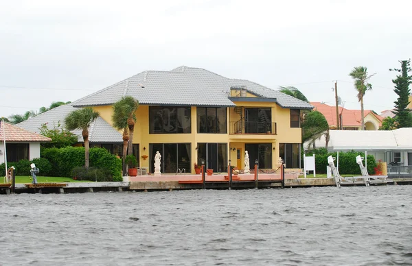Розкіш waterfront будинку в штаті Флорида — стокове фото