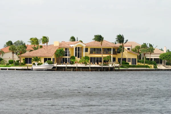 Nabrzeże luksusowy dom na Florydzie — Zdjęcie stockowe
