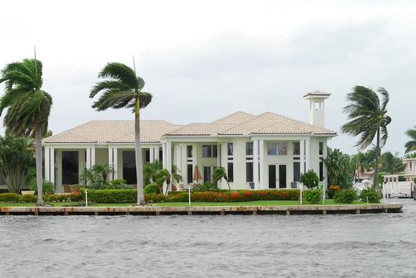 Luxe waterkant huis in florida — Stockfoto