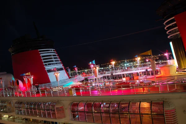 Kreuzfahrtschiff Partydeck bei Nacht — Stockfoto