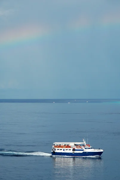 Лодка с пассажирами на борту отправилась в путь — стоковое фото