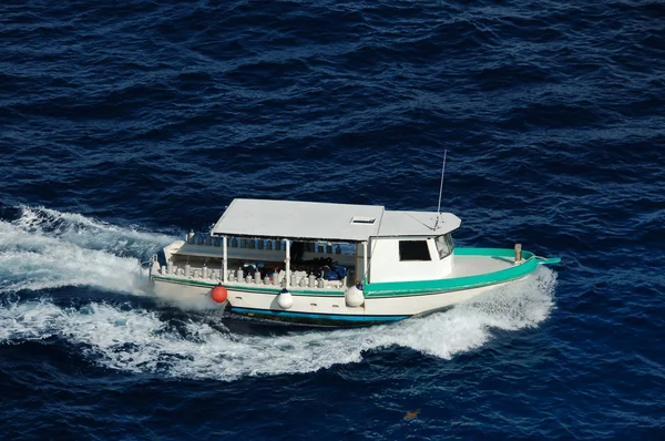 Barco de alquiler tomando un viaje a una escapada tropical —  Fotos de Stock