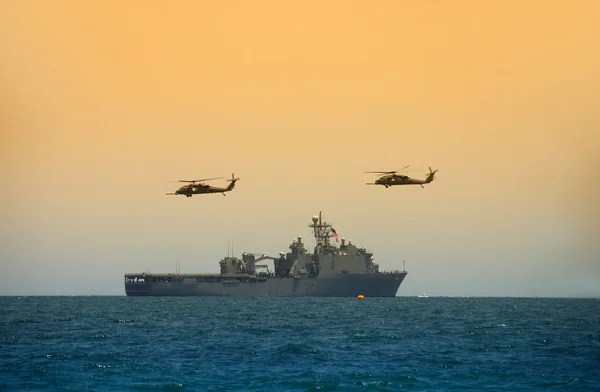 Navio de guerra da Marinha com helicópteros pairando — Fotografia de Stock