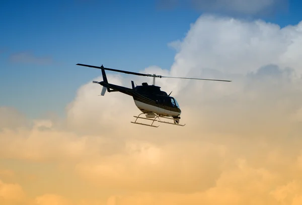 Helicóptero saliendo — Foto de Stock