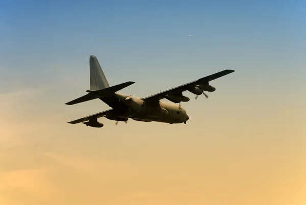 Військово-транспортним літаком — стокове фото