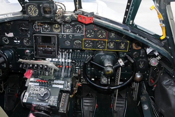 古い爆撃機のコックピット — ストック写真
