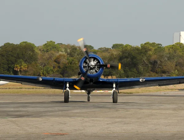 Старый голубой самолет — стоковое фото