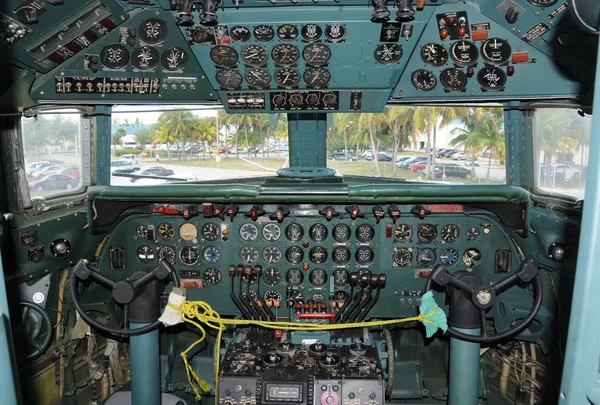Oude vliegtuig cockpit — Stockfoto