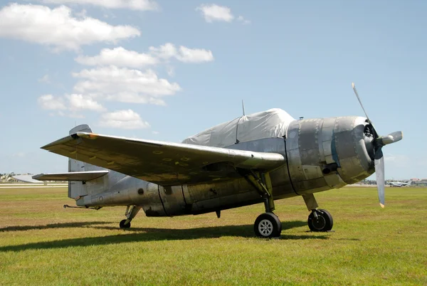 Старый заброшенный самолет — стоковое фото
