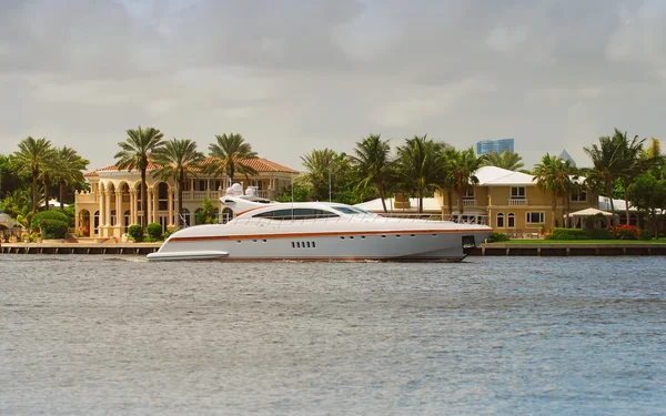 Luxurious yacht on a Florida waterway — Stock Photo, Image