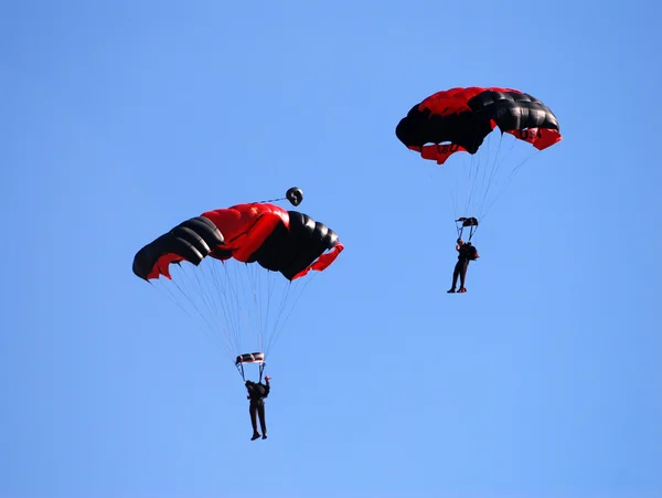 Fallschirmspringer beim Abstieg — Stockfoto