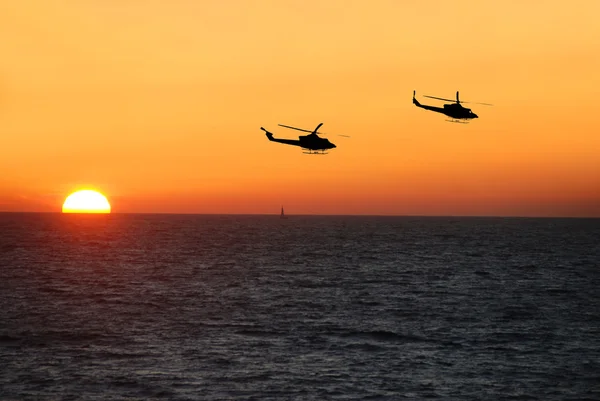 Helikoptery w locie — Zdjęcie stockowe