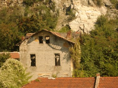 terk edilmiş evde