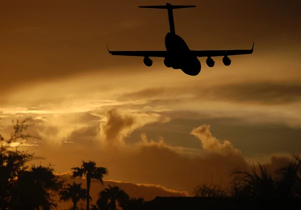 Jet landing at sunset — Stock Photo, Image