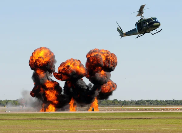 Helicóptero sobre fogo — Fotografia de Stock