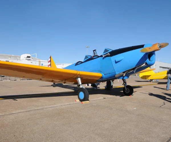 Старый голубой самолет — стоковое фото