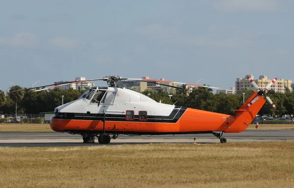 Antiguo helicóptero — Foto de Stock