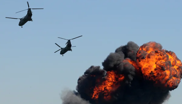 Helicópteros sobre fogo — Fotografia de Stock
