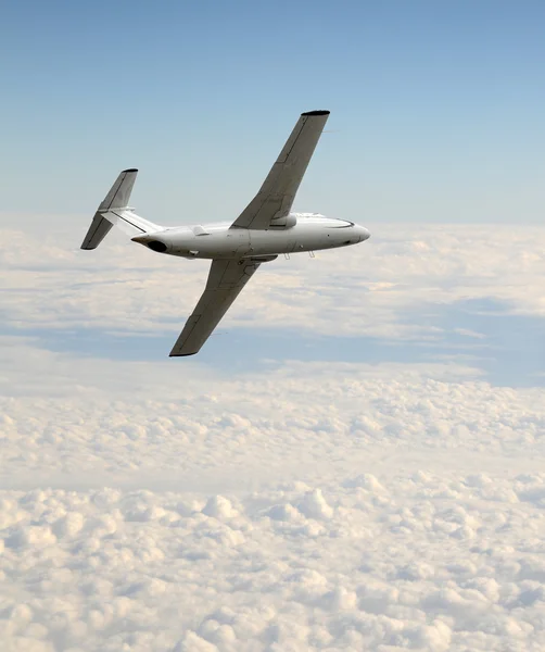 Белый реактивный самолет — стоковое фото
