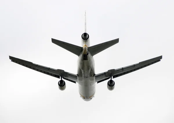 Самолет летит — стоковое фото
