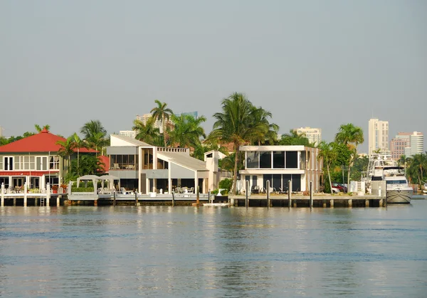 Luksusowe nieruchomości nabrzeża i jacht — Zdjęcie stockowe
