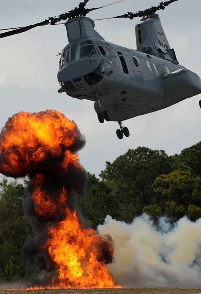Hélicoptère militaire lourd — Photo