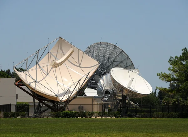 Спутниковые антенны — стоковое фото