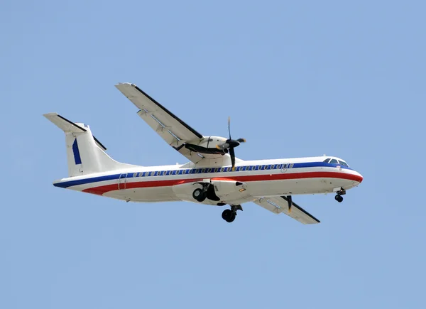 Avião de passageiros hélice — Fotografia de Stock