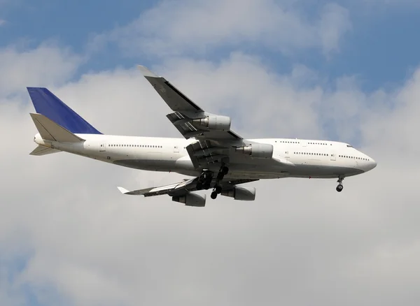 Jumbo jet em voo — Fotografia de Stock