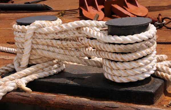 Velhas cordas amarrando navio — Fotografia de Stock