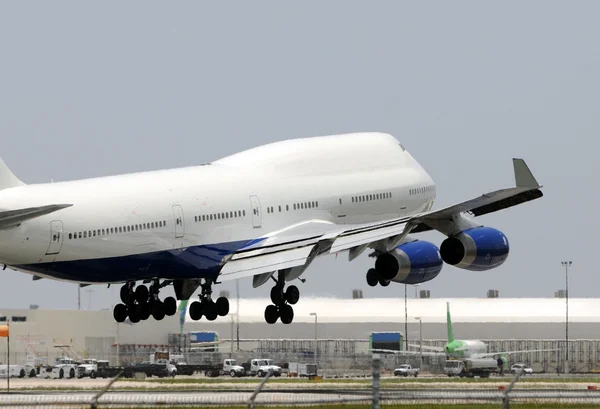 Jumbo jet landing — Stock Photo, Image