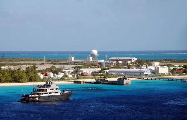 Yacht visiting island — Stock Photo, Image