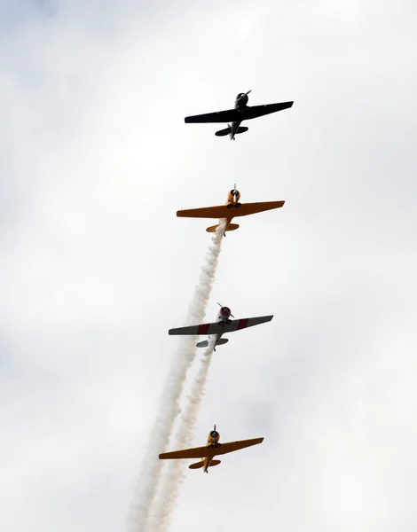 Vier oude vliegtuigen — Stockfoto