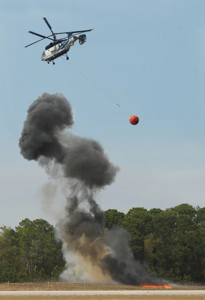Brandbekämpning helikopter — Stockfoto
